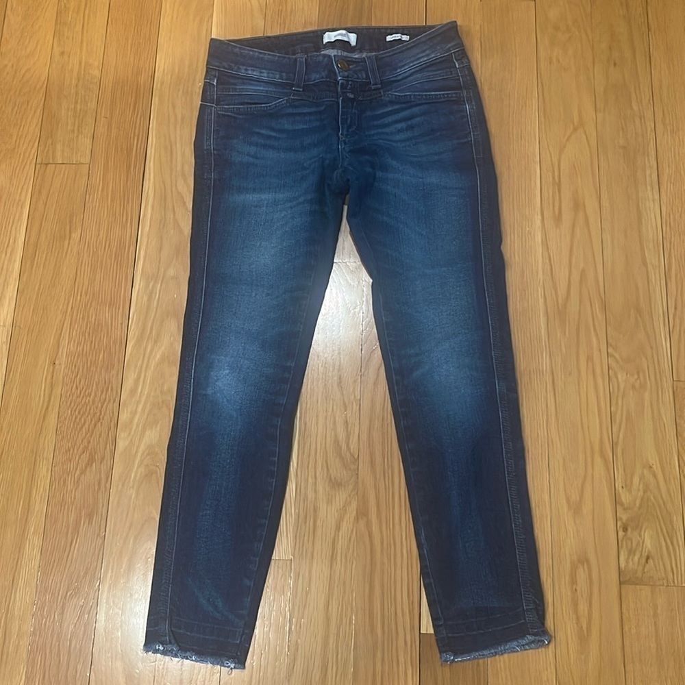 Closed made in Italy cut off star skinny jeans size 25 .